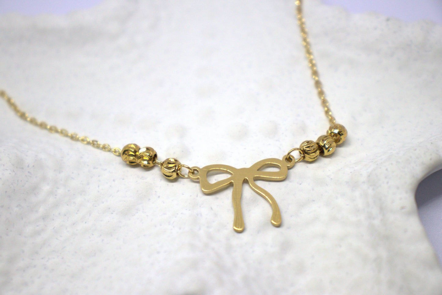Stylish bow shaped pendent