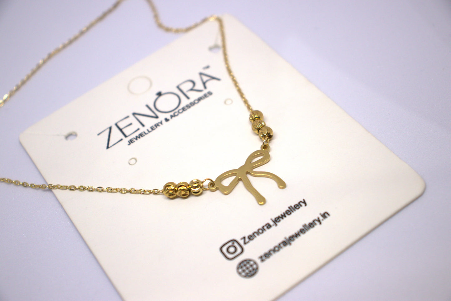 Stylish bow shaped pendent